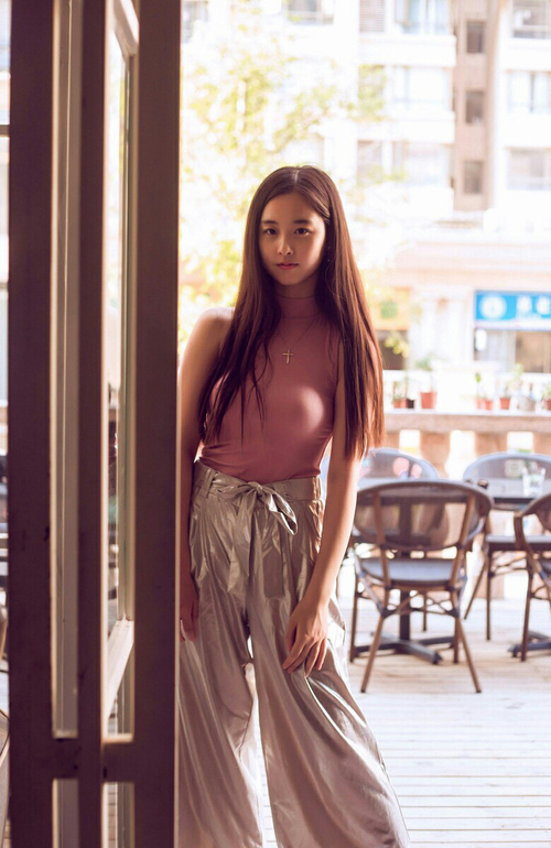 体育mk-球员们赛后展现职业风范，握手致敬，双方球员握手