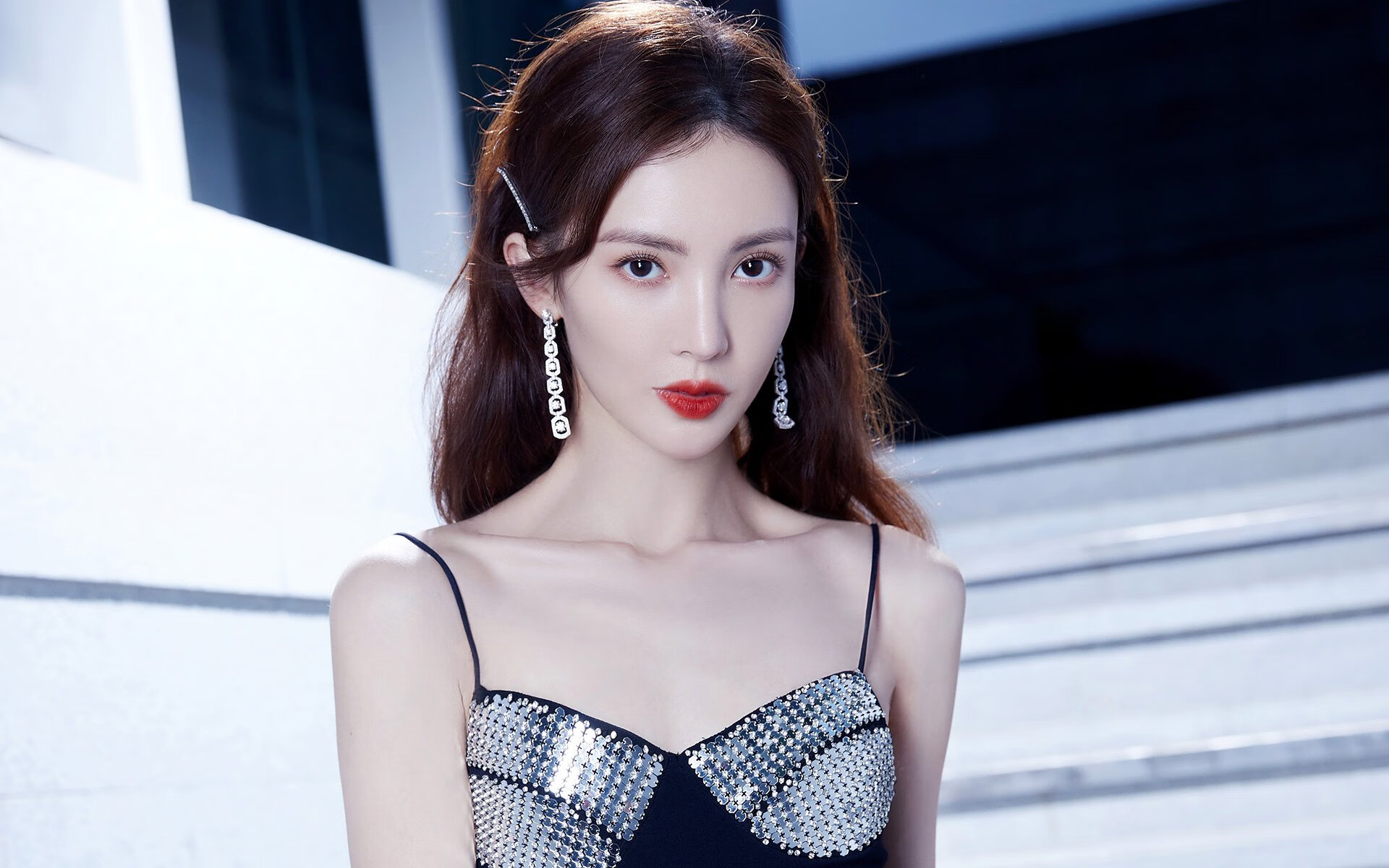 水球比赛中立代表队A防守坚固，水球比赛中球最多在手中停留多少秒